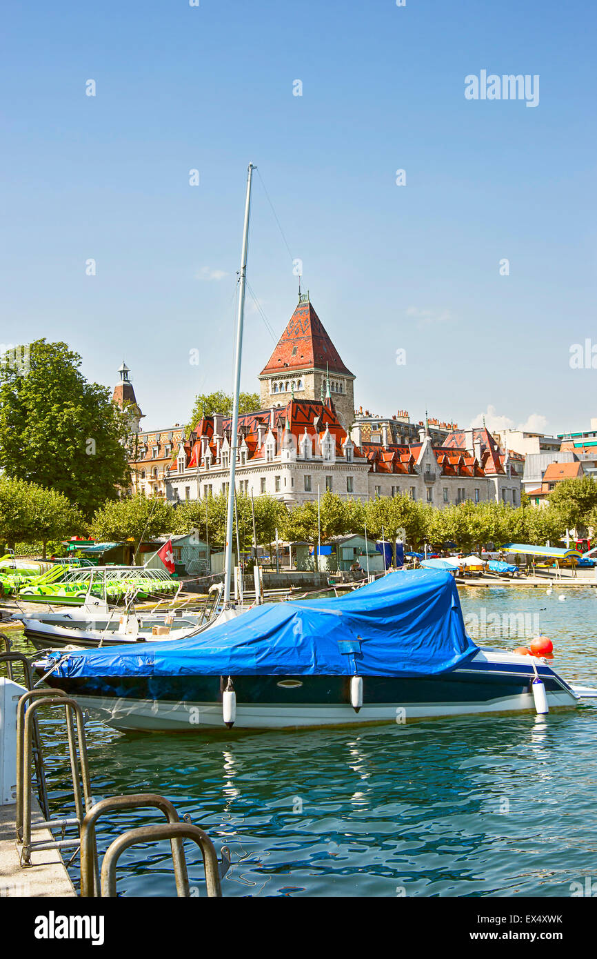 Una barca e Losanna castello di Ouchy (Le Chateau d'Ouchy) vicino al Lago di Ginevra in estate Foto Stock