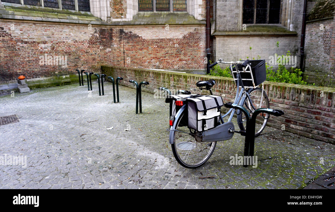 Bicyble e bloccare in Brugge Belgio Foto Stock