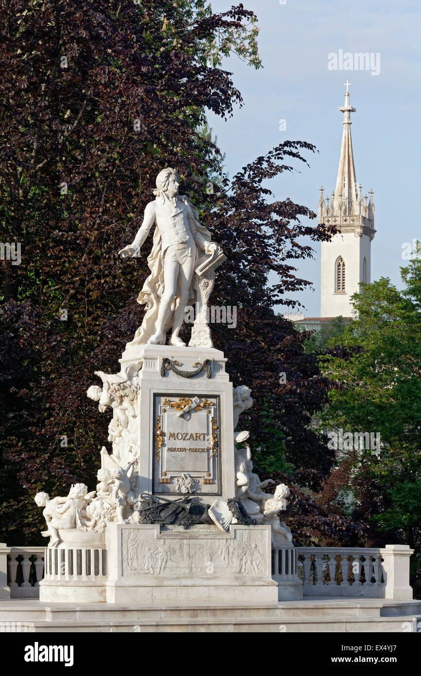 Monumento di Mozart in Burggarten con chiesa degli Agostiniani, Vienna, Austria Foto Stock