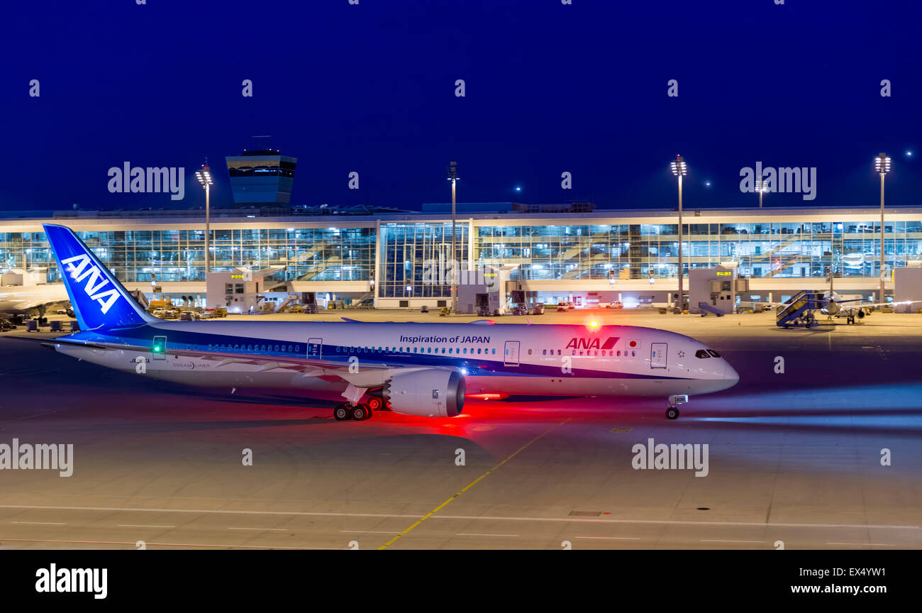 Un Boeing Dreamliner 787-9 della compagnia aerea ANA il rotolamento all'inizio all'aeroporto di Monaco, Monaco di Baviera, Baviera, Baviera, Germania Foto Stock