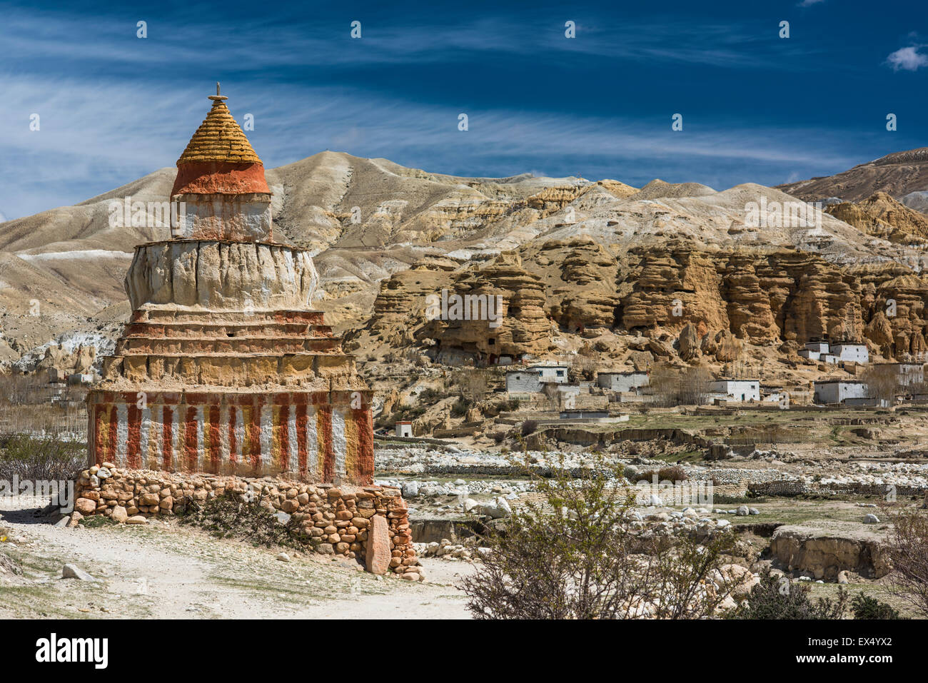 Verniciato colorato stupa buddisti nella parte anteriore del paesaggio di montagna, erosione del paesaggio e delle case di Garphu dietro, Chhosar Foto Stock