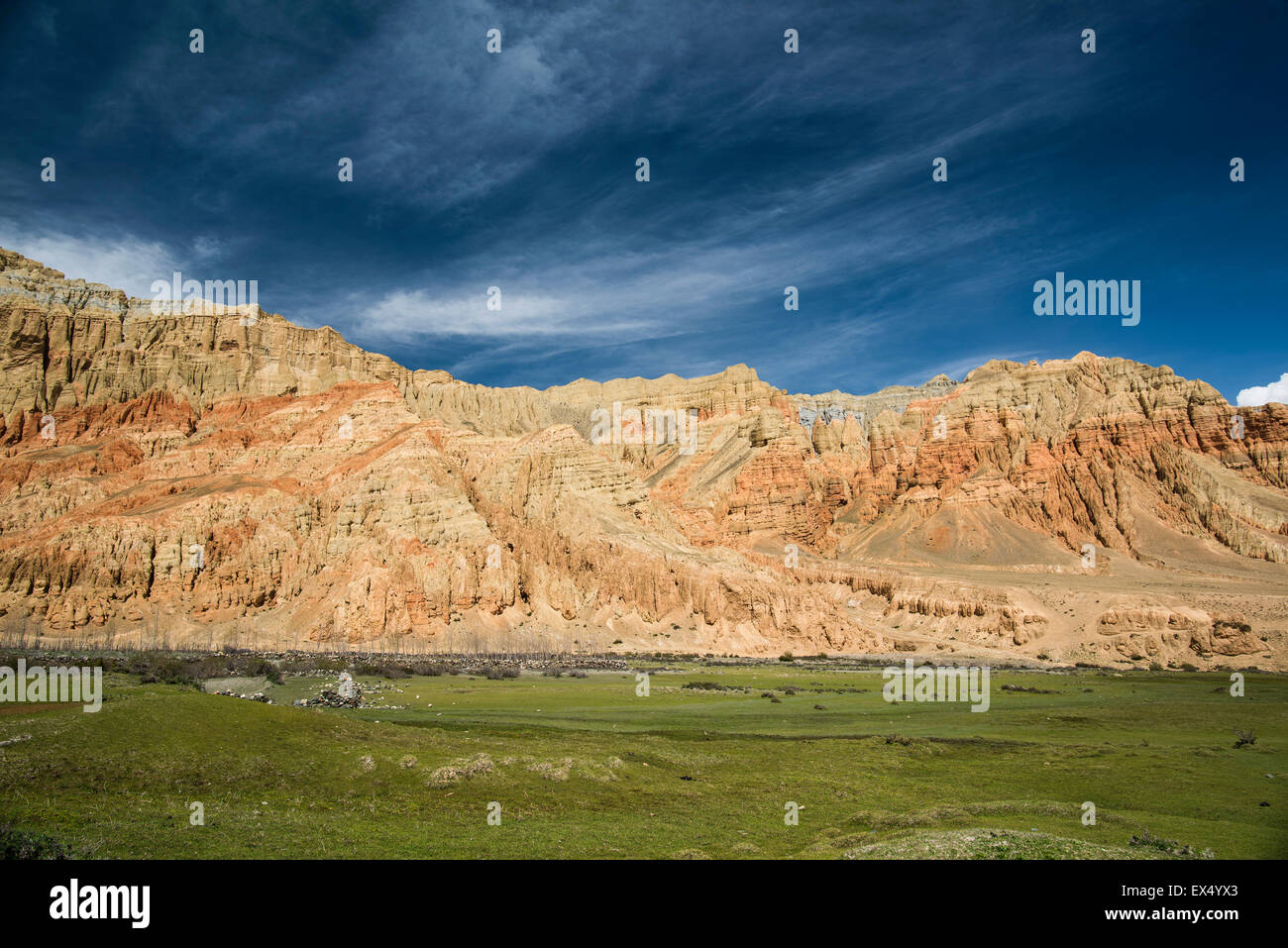 Red formazioni rocciose scogliere rosse, erosione del paesaggio, Dhakmar, ex regno del Mustang, Nepal Foto Stock