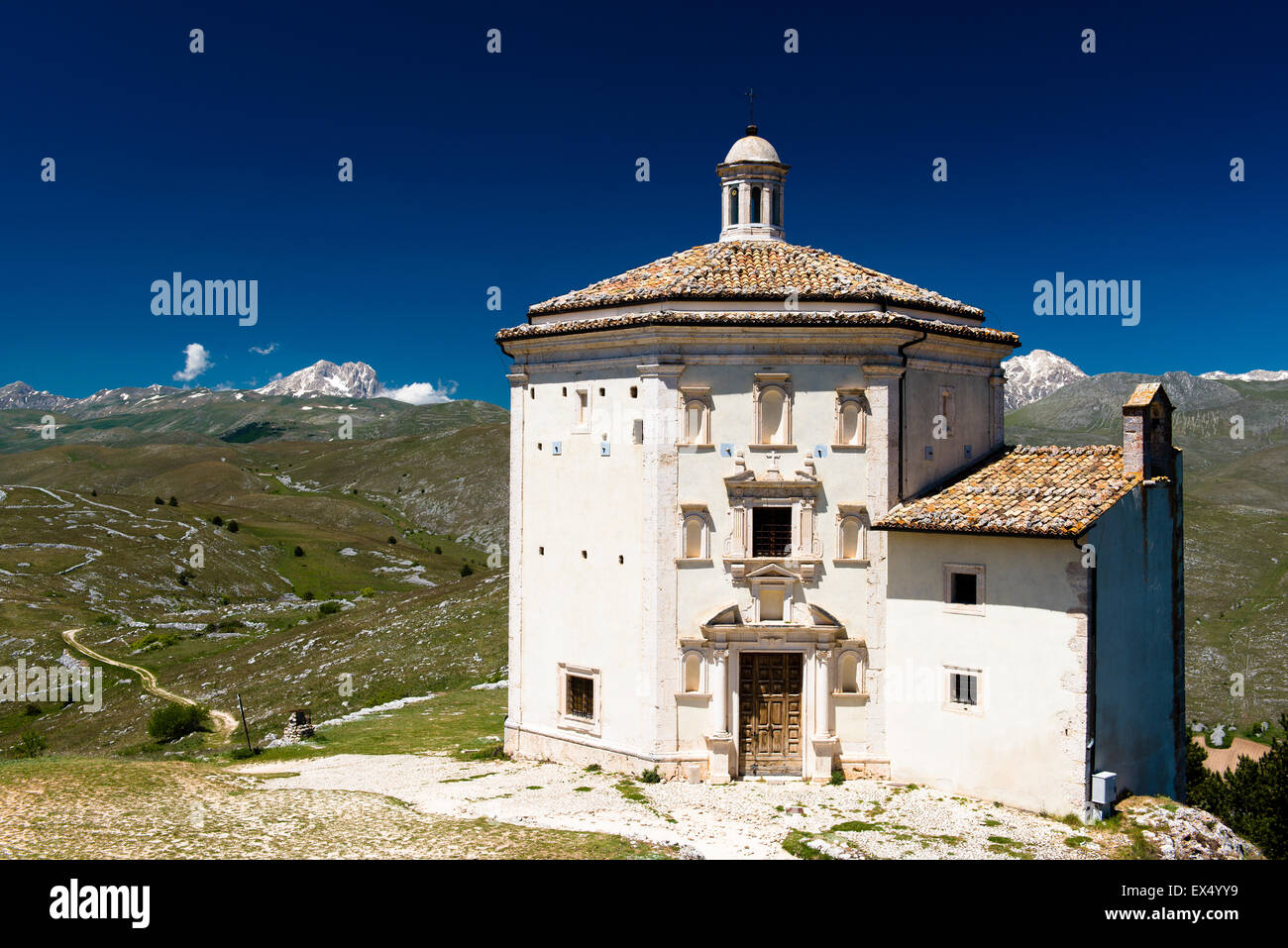 Santa Maria della Pietà, Calascio, il Corno Grande dietro, Gran Sasso, Abruzzo, Italia Foto Stock