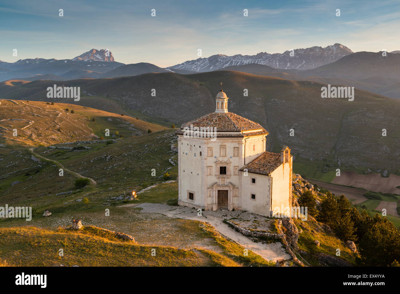 Santa Maria della Pietà, Calascio, il Corno Grande dietro, Gran Sasso, Abruzzo, Italia Foto Stock