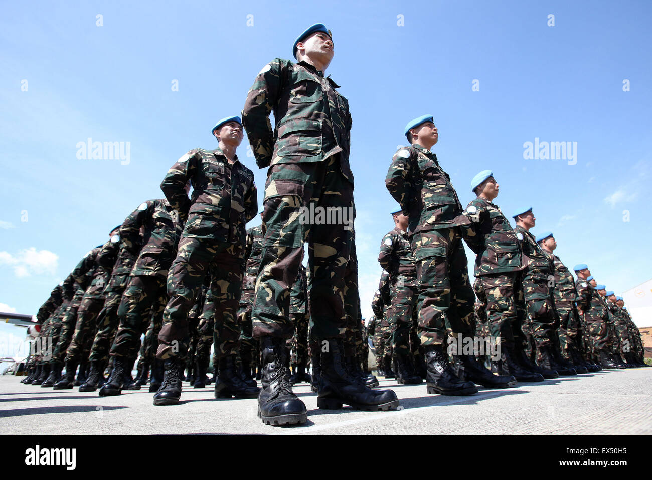 Pasay City, Filippine. 7 Luglio, 2015. I membri della forza di pace delle Nazioni Unite del XIX Philippine Contingente per Haiti (XIX PCH) stand in attenzione durante il loro invio e-off cerimonia interno Villamor Air Base in Pasay City, Filippine, Luglio 7, 2015. Credito: Rouelle Umali/Xinhua/Alamy Live News Foto Stock
