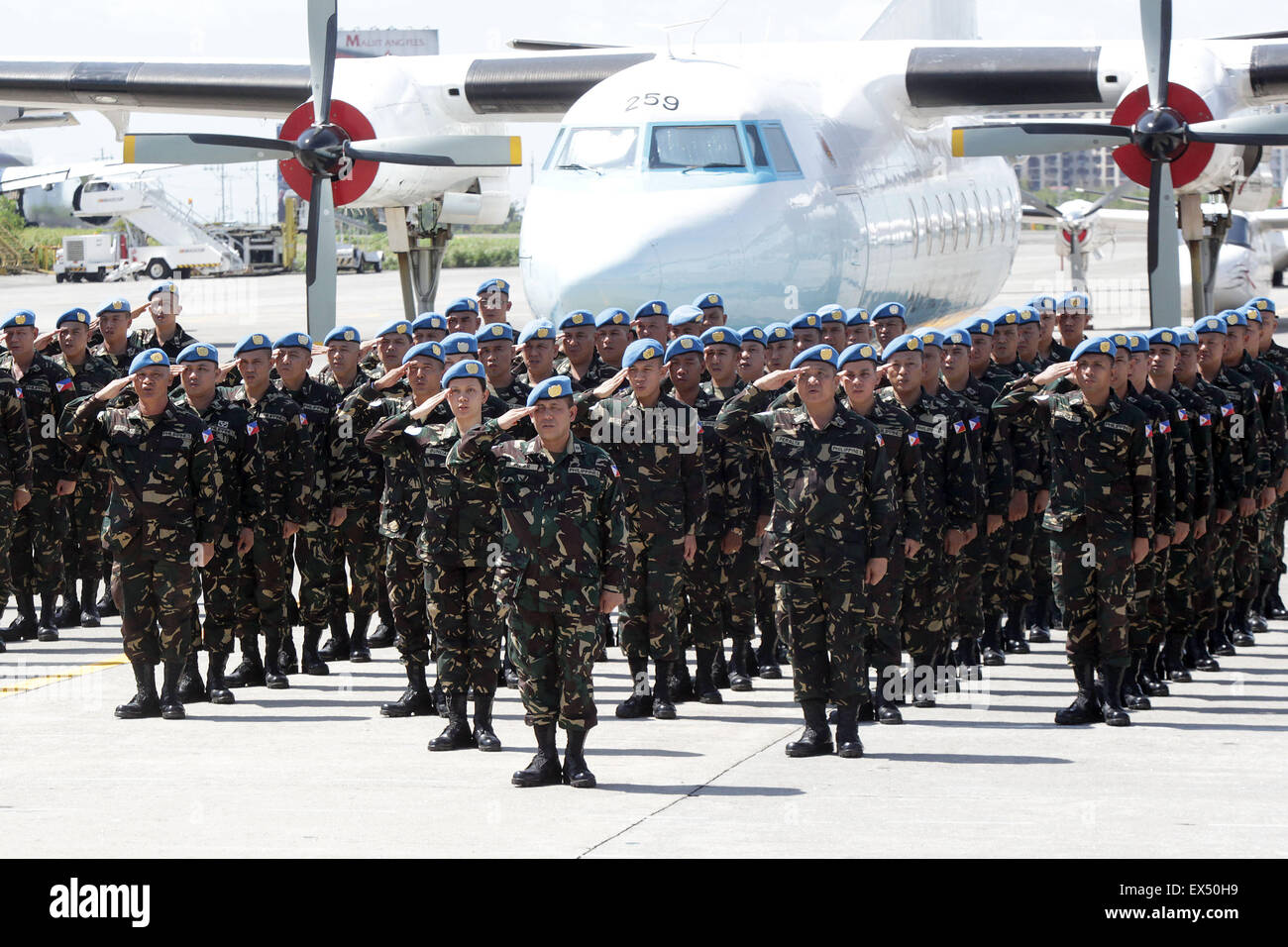 Pasay City, Filippine. 7 Luglio, 2015. I membri della forza di pace delle Nazioni Unite del XIX Philippine Contingente per Haiti (XIX PCH) stand in attenzione durante il loro invio e-off cerimonia interno Villamor Air Base in Pasay City, Filippine, Luglio 7, 2015. Credito: Rouelle Umali/Xinhua/Alamy Live News Foto Stock