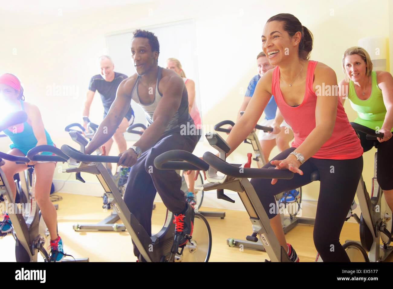 Gruppo di persone utilizzando l'esercizio biciclette a lezione di fitness Foto Stock