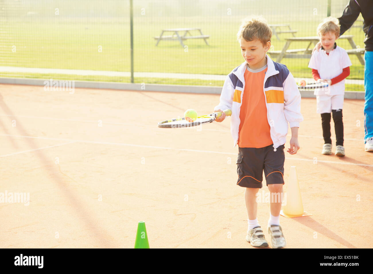 I bambini la pratica del tennis Foto Stock