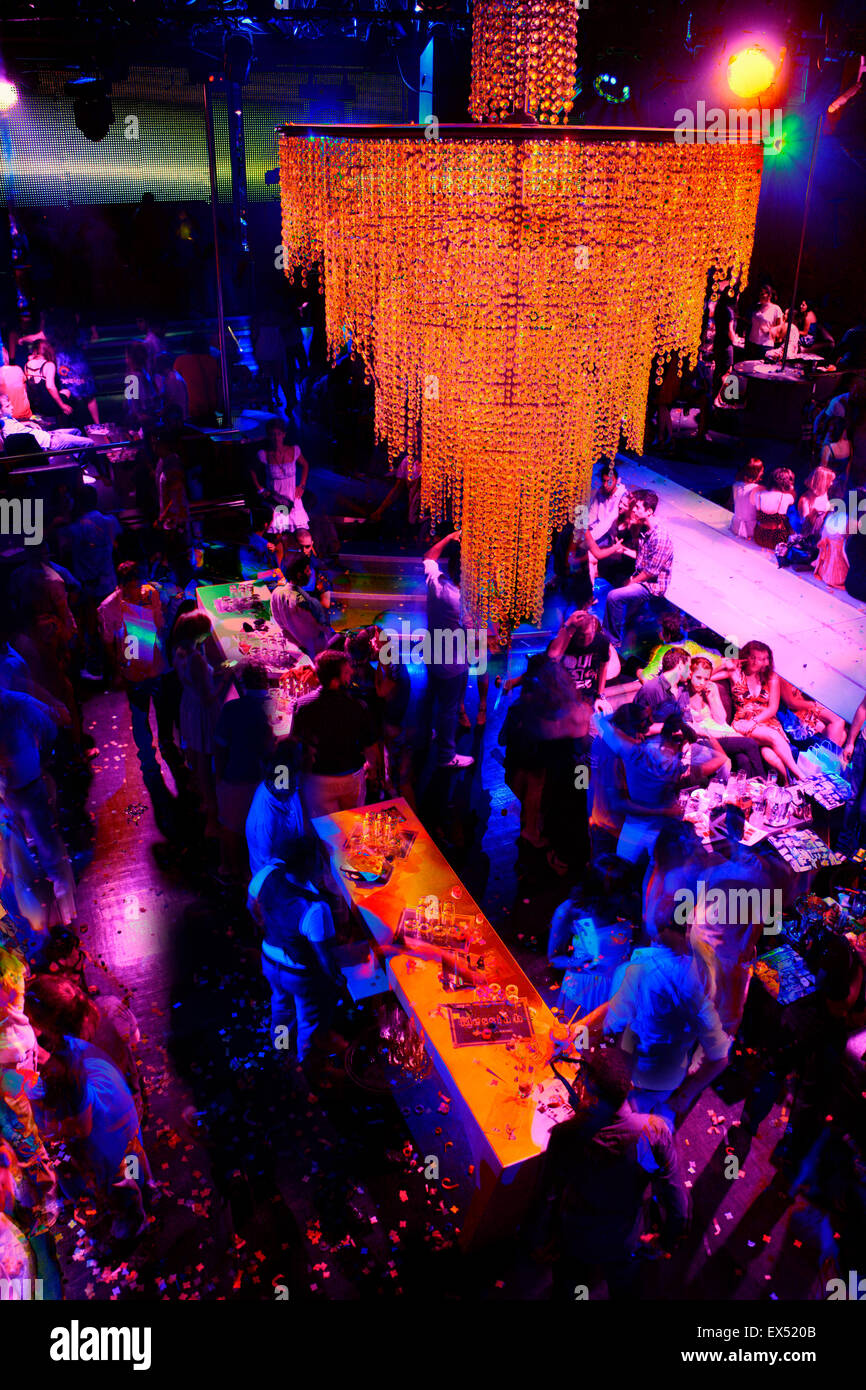 Vista interna di una vivace notte greca club e uno scintillante lampadario appeso in dancing arena del club. Atene. La Grecia. Foto Stock