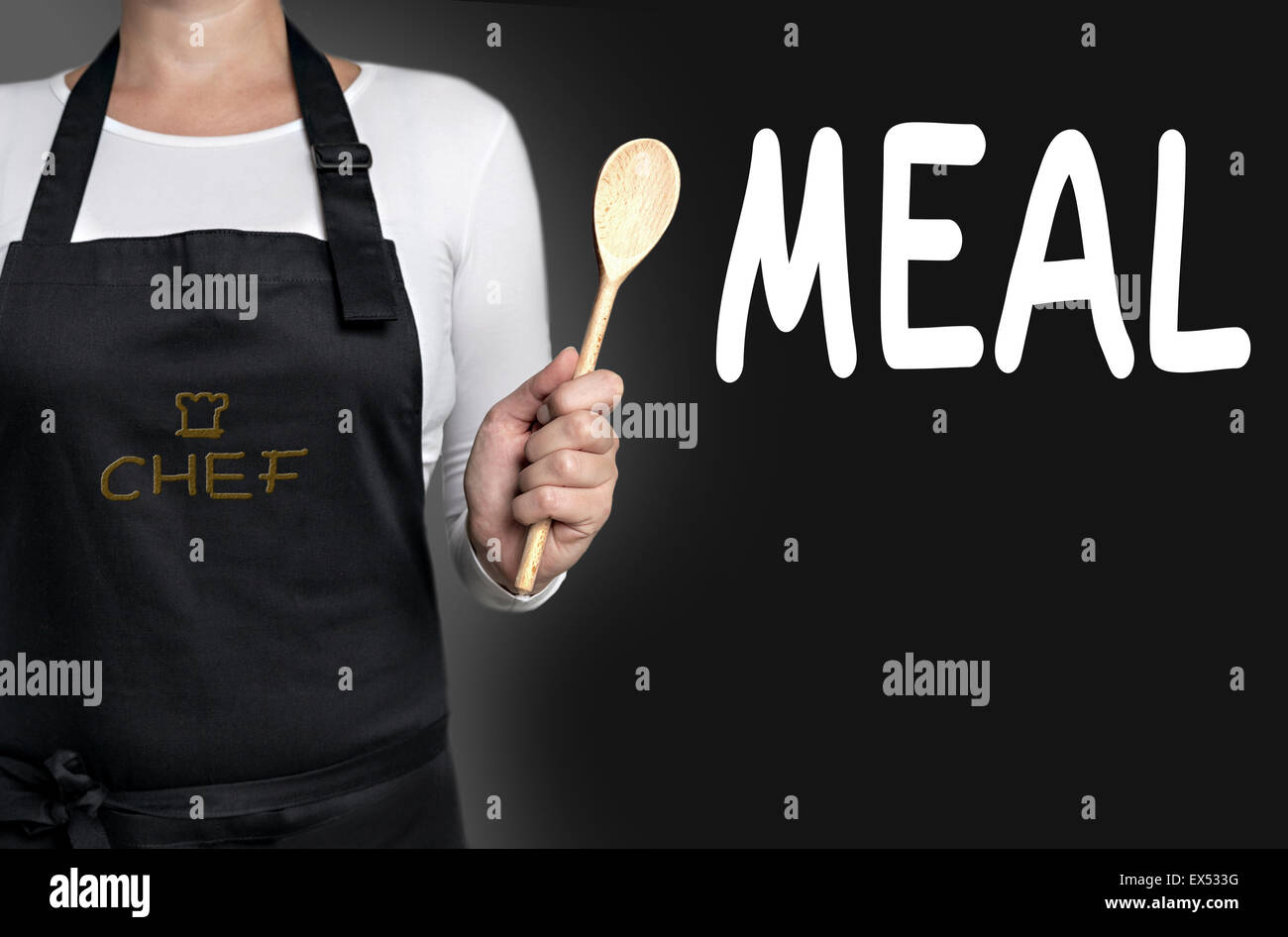 Pasto cuocere tenendo il cucchiaio di legno dello sfondo. Foto Stock