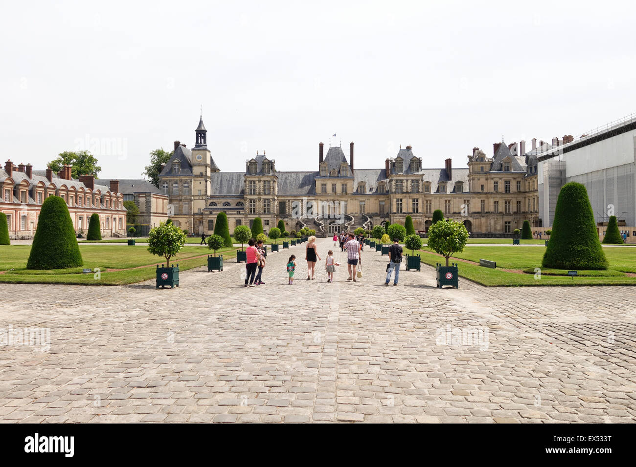 Passeggiate turistiche fino al cortile d'onore al Château de Fontainebleau, Palace, il royal, edifici, Fontainebleau, Francia. Foto Stock