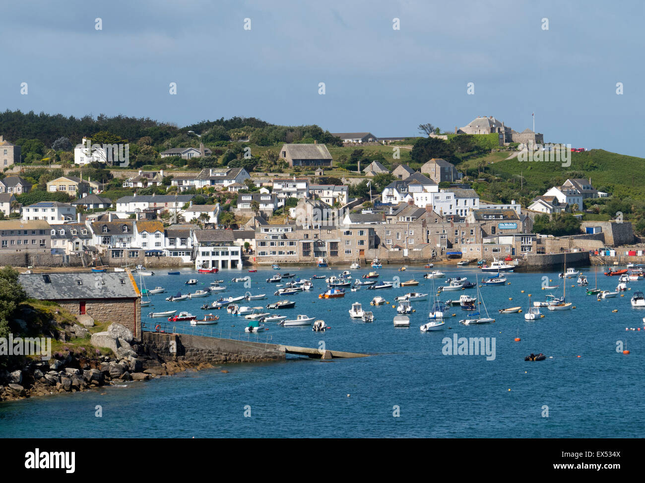 St. Mary's Hugh porto cittadino con la scialuppa di salvataggio di uno scalo in primo piano. Isole Scilly, Cornwall Inghilterra. Foto Stock