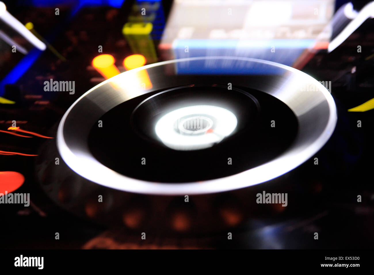 Motion Blur immagine di una musica di filatura deck control. Il nightclub di Atene, Grecia. Foto Stock