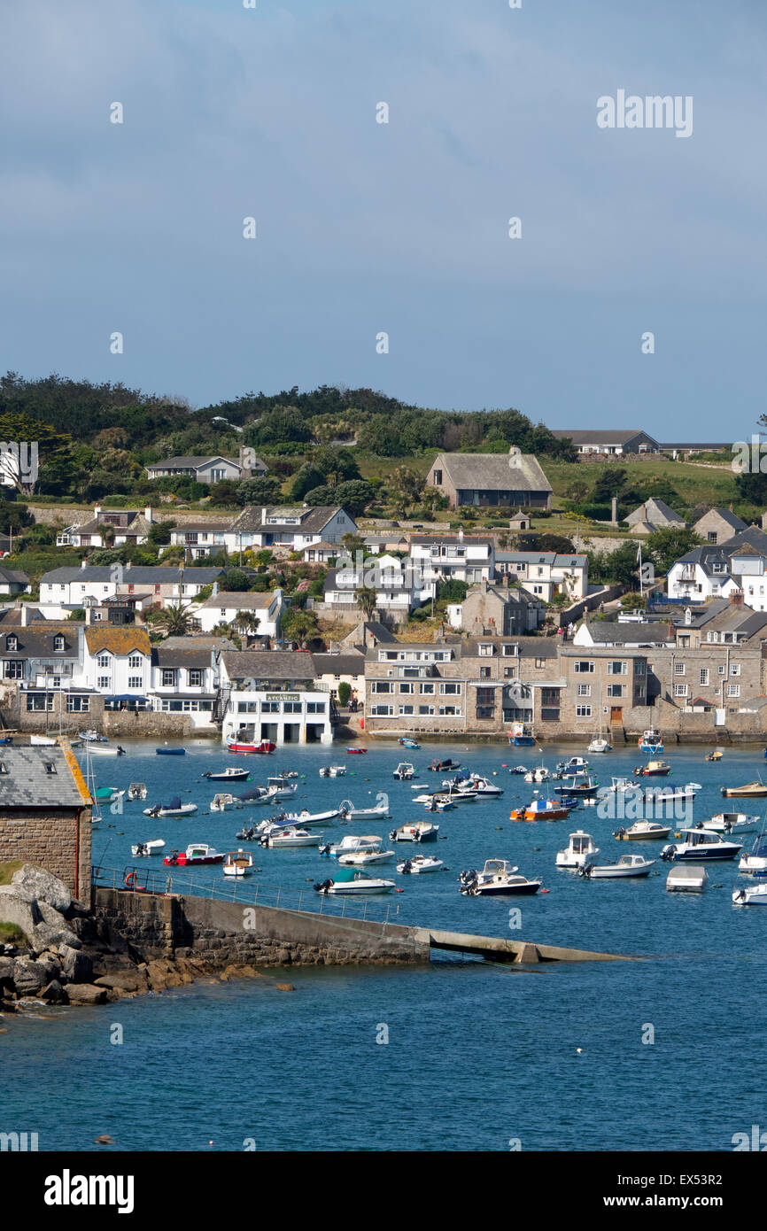 St. Mary's Hugh porto cittadino con la scialuppa di salvataggio di uno scalo in primo piano. Isole Scilly, Cornwall Inghilterra. Foto Stock