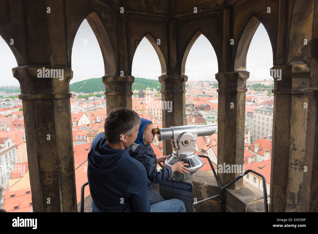 Padre bambino insieme, un padre e suo figlio piccolo osservano lo skyline di Praga dal tetto della città vecchia (Staremestska radnice). Foto Stock