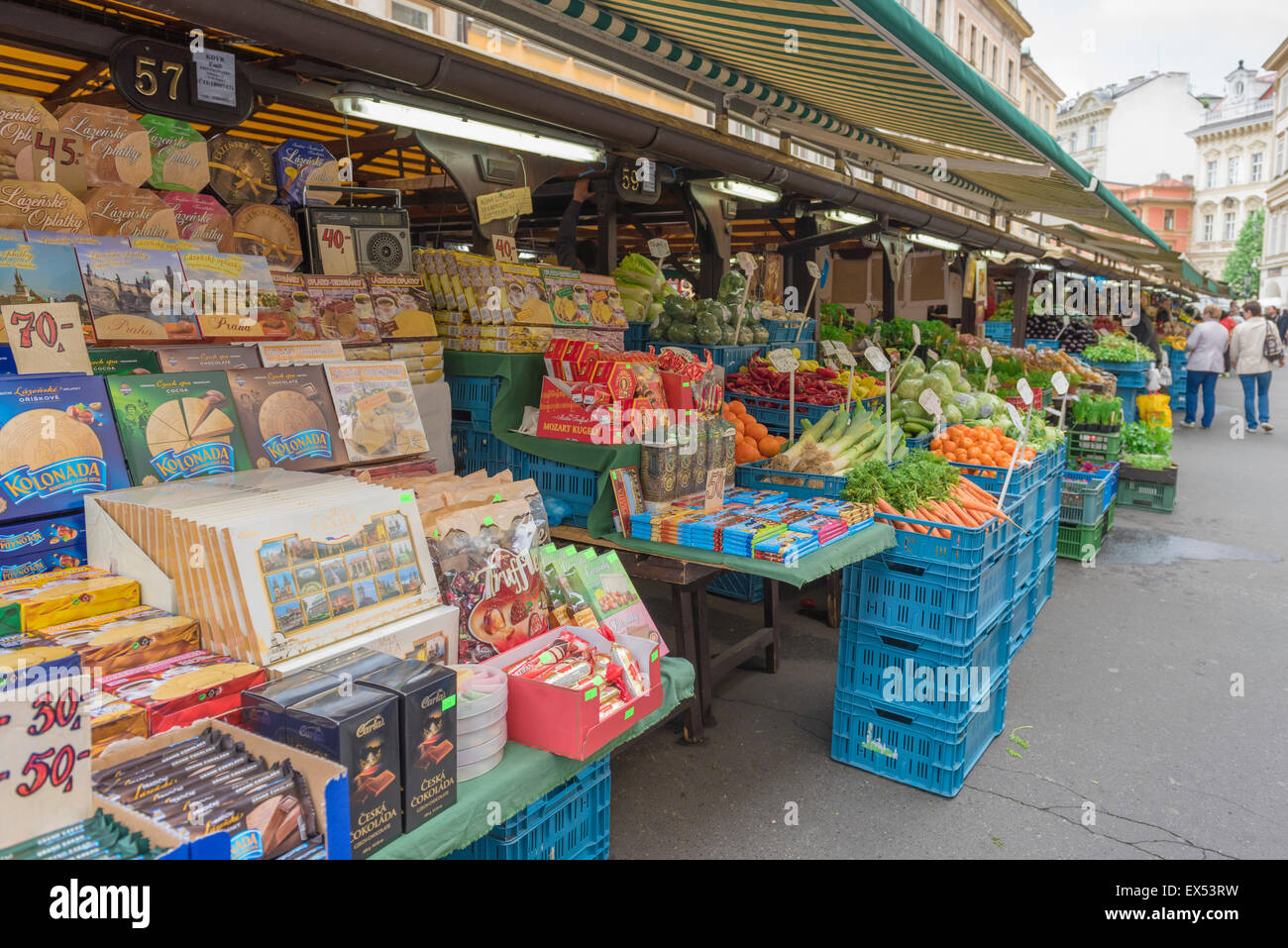 Mercato di Praga, una confetteria e vegetali in stallo la città più grande del mercato - il Havelske in Stare Mesto district, Praga, Repubblica Ceca. Foto Stock