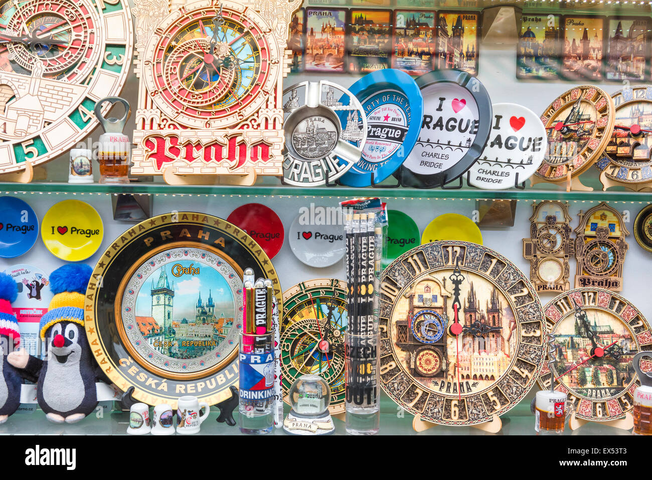 Praga shopping, vista di colorati souvenir in una finestra di visualizzazione in Havelska Mercato a Stare Mesto quartiere di Praga, Repubblica Ceca. Foto Stock