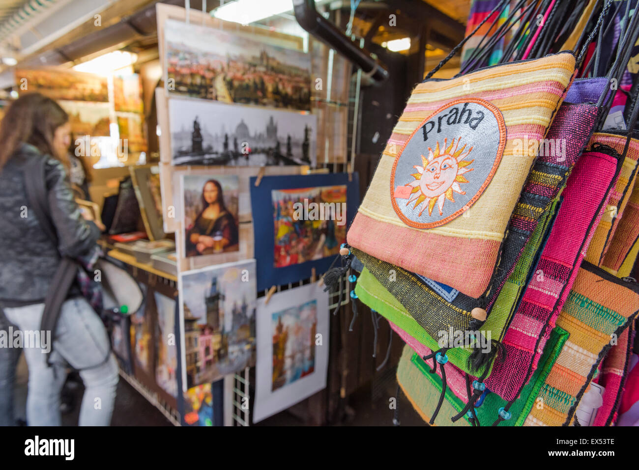 Mercato Havelska di Praga, vista degli oggetti in vendita in bancarelle nel mercato Havelske nel distretto di stare Mesto della città di Praga, Repubblica Ceca. Foto Stock