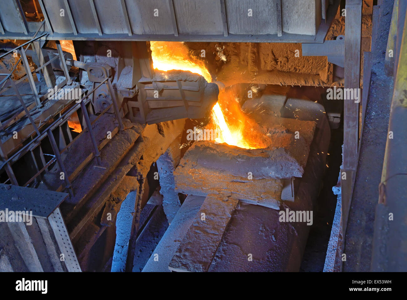 Il trasporto del metallo fuso all'interno dello stabilimento Foto Stock