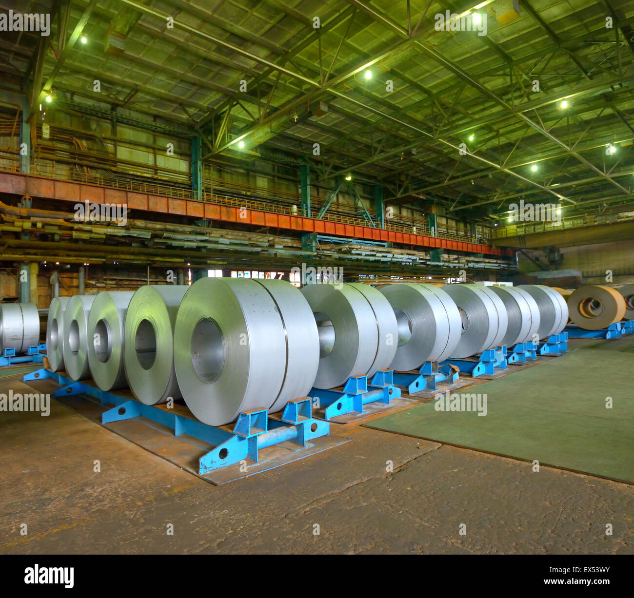 Enormi rotoli di banda stagnata in fabbrica Foto Stock