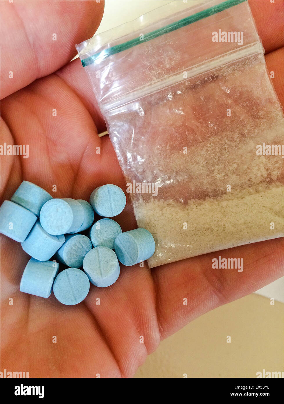 1 grammo di MDMA (ecstasy) in forma di cristallo in un 'baggie' (self sacca a tenuta) con 12 pillole di ecstasy chiamati 'blue Rolex' contenente circa 200mg di MDMA (3,4-metilendiossi-N-methylamphetamine) ciascuna. Pillole sono una miscela di MDMA in polvere miscelato con un legante e colorante premuto con un logo per l'identificazione. Foto Stock