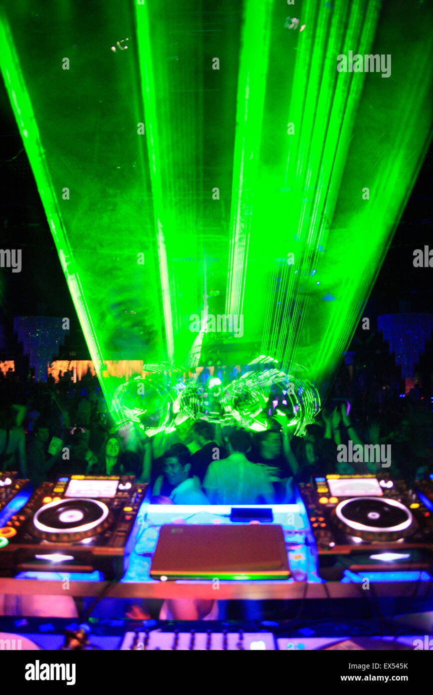 L'immagine verticale di un lazer / fascio laser show, Disc jockey deck ballerini e divertirsi in un nightclub greco. Atene, Grecia. Foto Stock