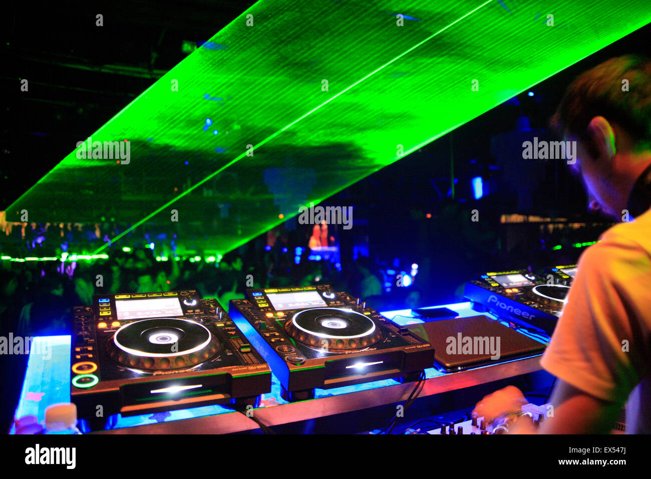 Immagine di un lazer / fascio laser show e il disc jockey su ponti in un nightclub greco. Atene, Grecia. Foto Stock