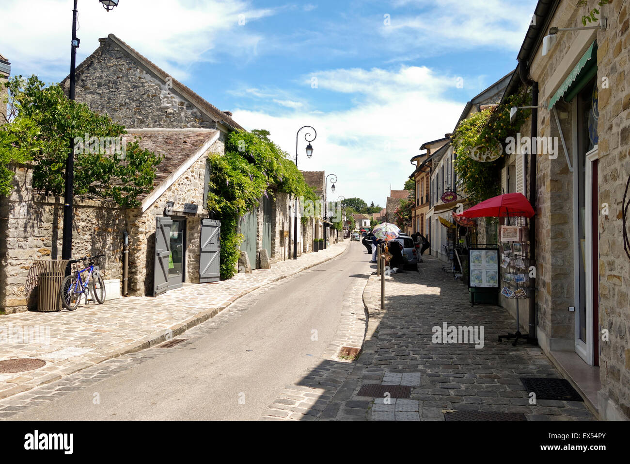 Pittoresca strada in vista di artisti francesi Village Barbizon, Seine-et-Marne, Francia. Foto Stock