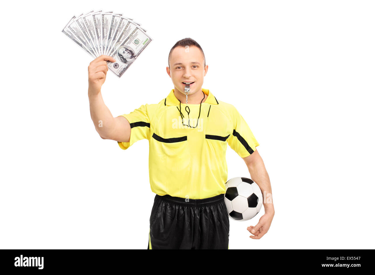 Giovane maschio arbitro di calcio una catasta di denaro e guardando la telecamera isolata su sfondo bianco Foto Stock