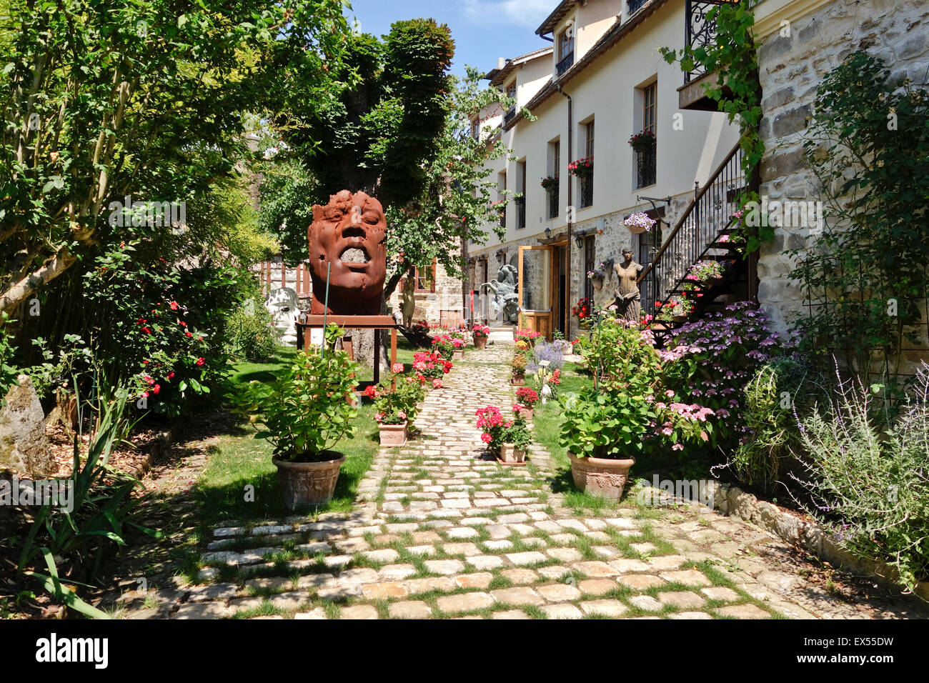 Illustrazione nel giardino della casa francese nel villaggio degli artisti Barbizon, Seine-et-Marne, Francia. Foto Stock
