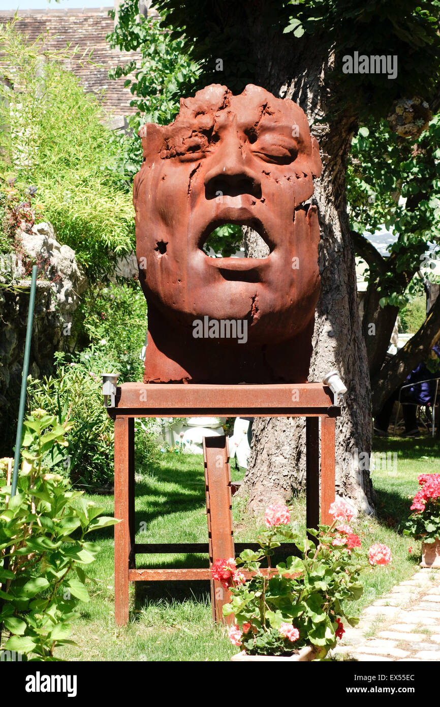 Opere d'arte, di scultura di testa nel giardino della casa francese nel villaggio degli artisti Barbizon, Seine-et-Marne, Francia. Foto Stock