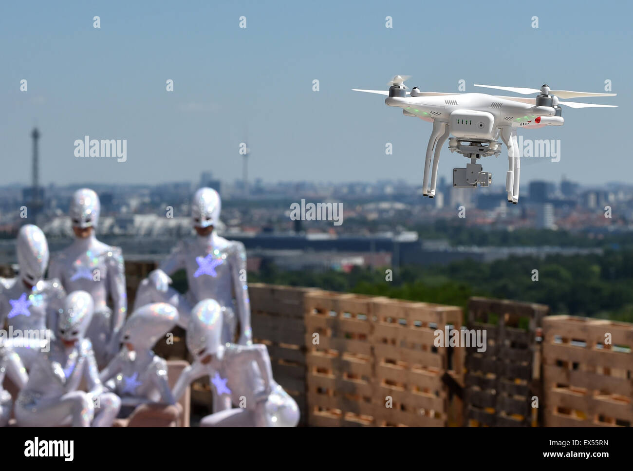 Un drone di film stranieri dal grandioso spettacolo "L'WYLD' che è mostrata all'Friedrichstadt-Palast durante un evento stampa nella ex stazione di ascolto sul Teufelsberg Berlino, Germania, 02 luglio 2015. I ballerini appartengono alla mostra ensemble in stile futuristico che è stato illustrato dal mese di ottobre 2014 e continuerà per i prossimi due anni. Foto: Jens Kalaene/dpa Foto Stock