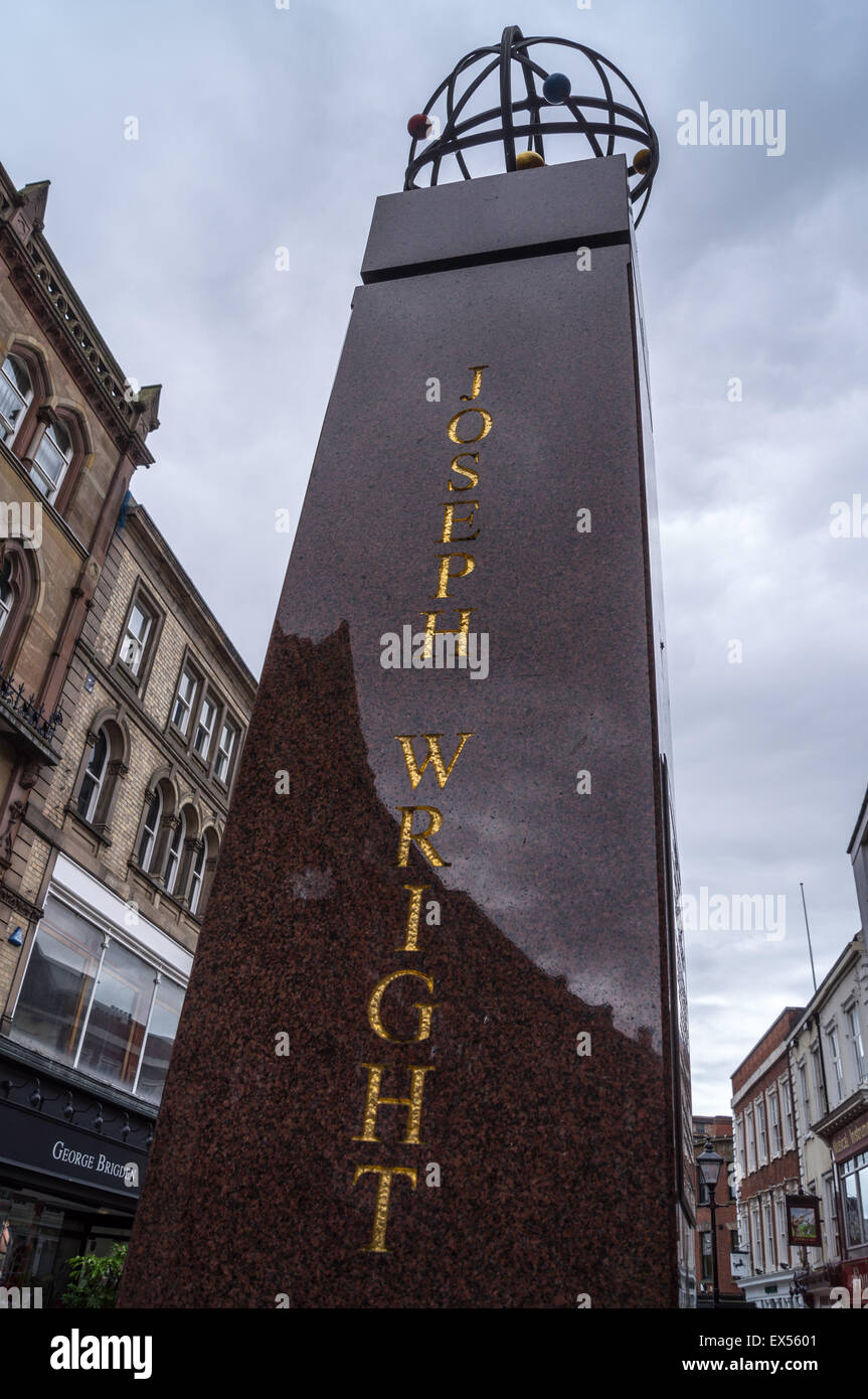 Monumento a Joseph Wright, 1734-1797 nella forma di una sfera armillare in cima a un pilastro, Irongate, Derby, Derbyshire, Inghilterra Foto Stock