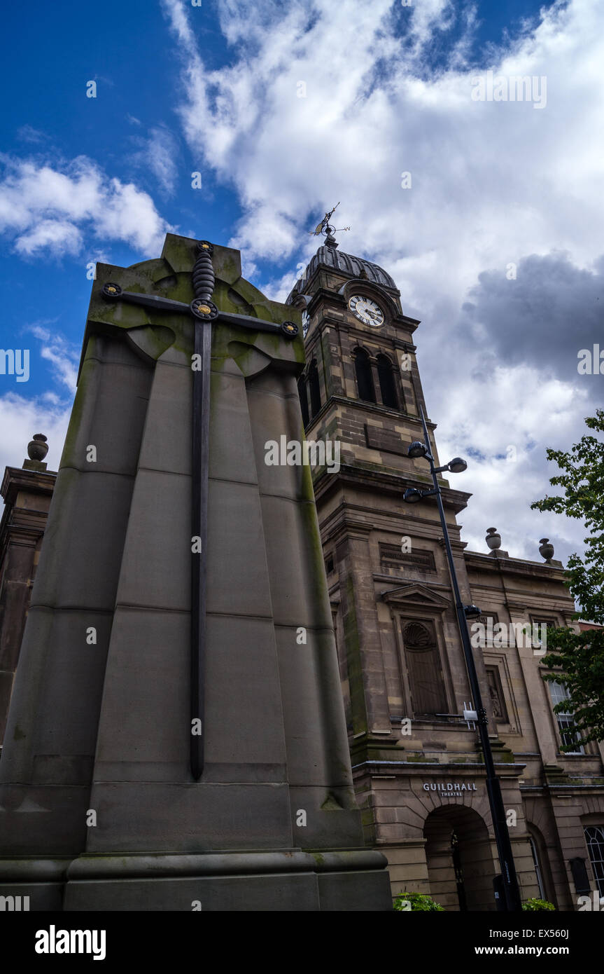 Guildhall e torre dell'orologio,, 1842 , memoriale di guerra da Charles Clayton Thompson, 1923 Market Place, Derby, Derbyshire, Inghilterra Foto Stock