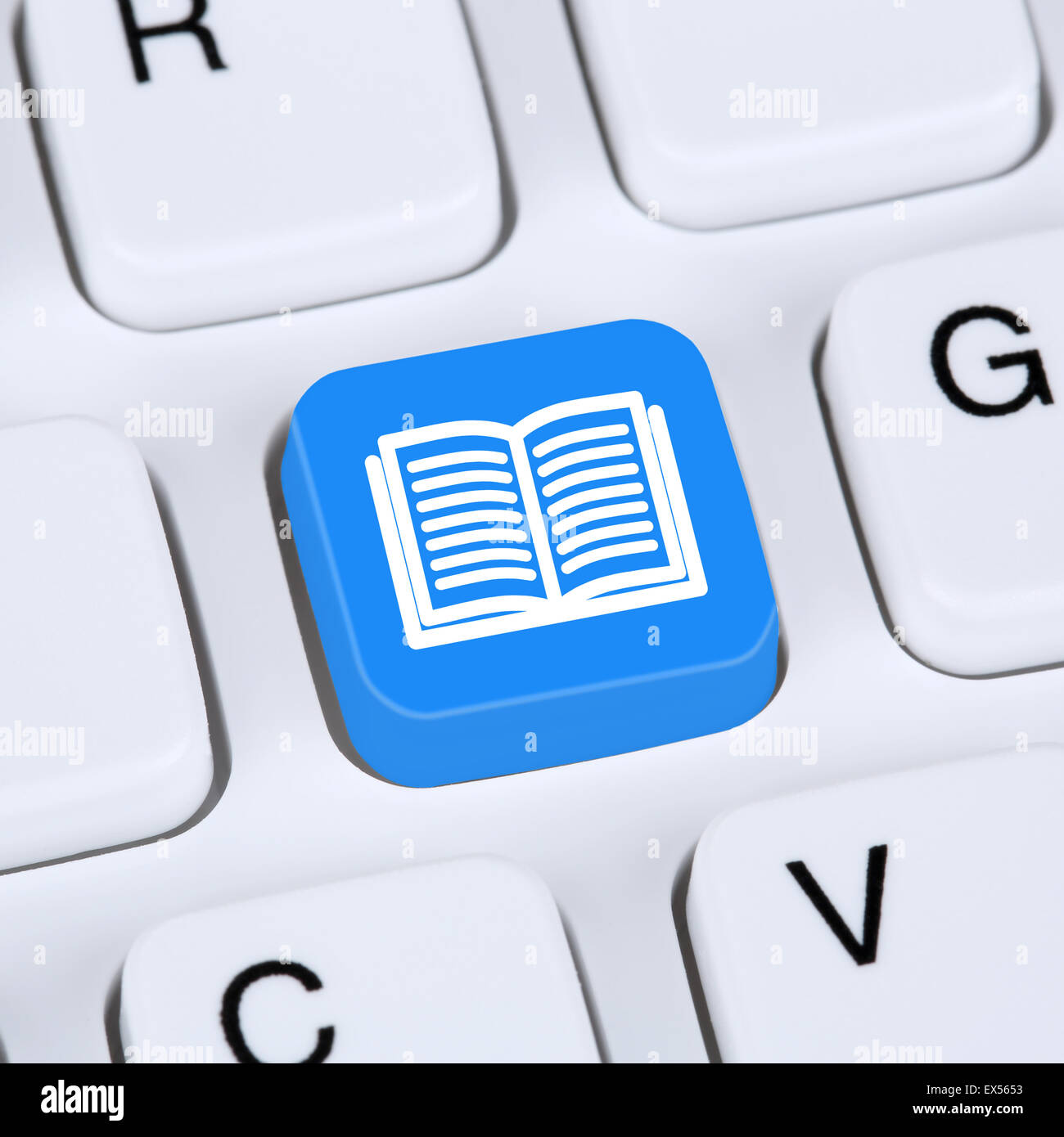 Il concetto di computer la lettura di libro sulla tastiera internet icona simbolo Foto Stock