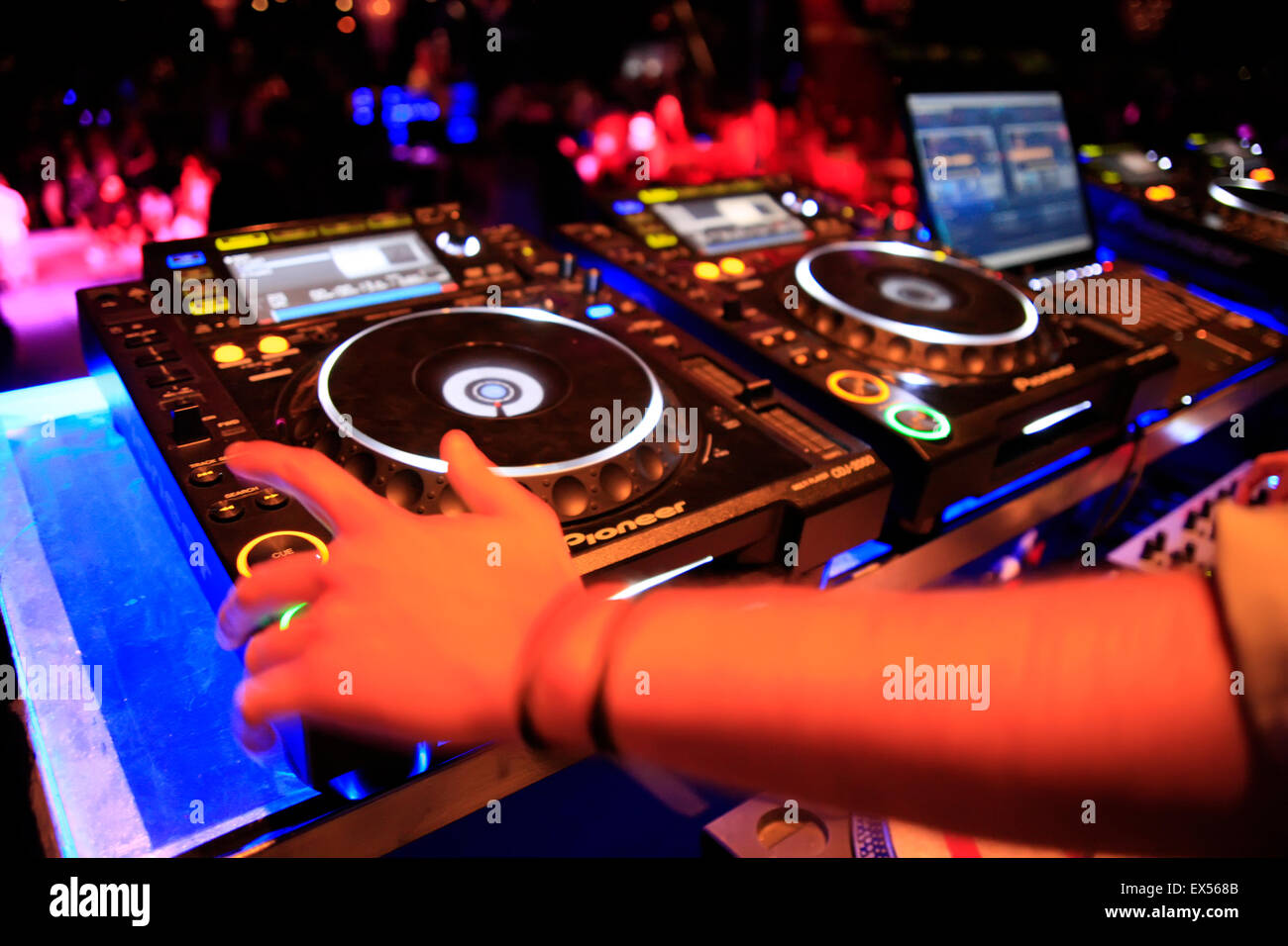 DJ mano sui ponti audio / dispositivi di miscelazione. Il nightclub di Atene, Grecia. Foto Stock
