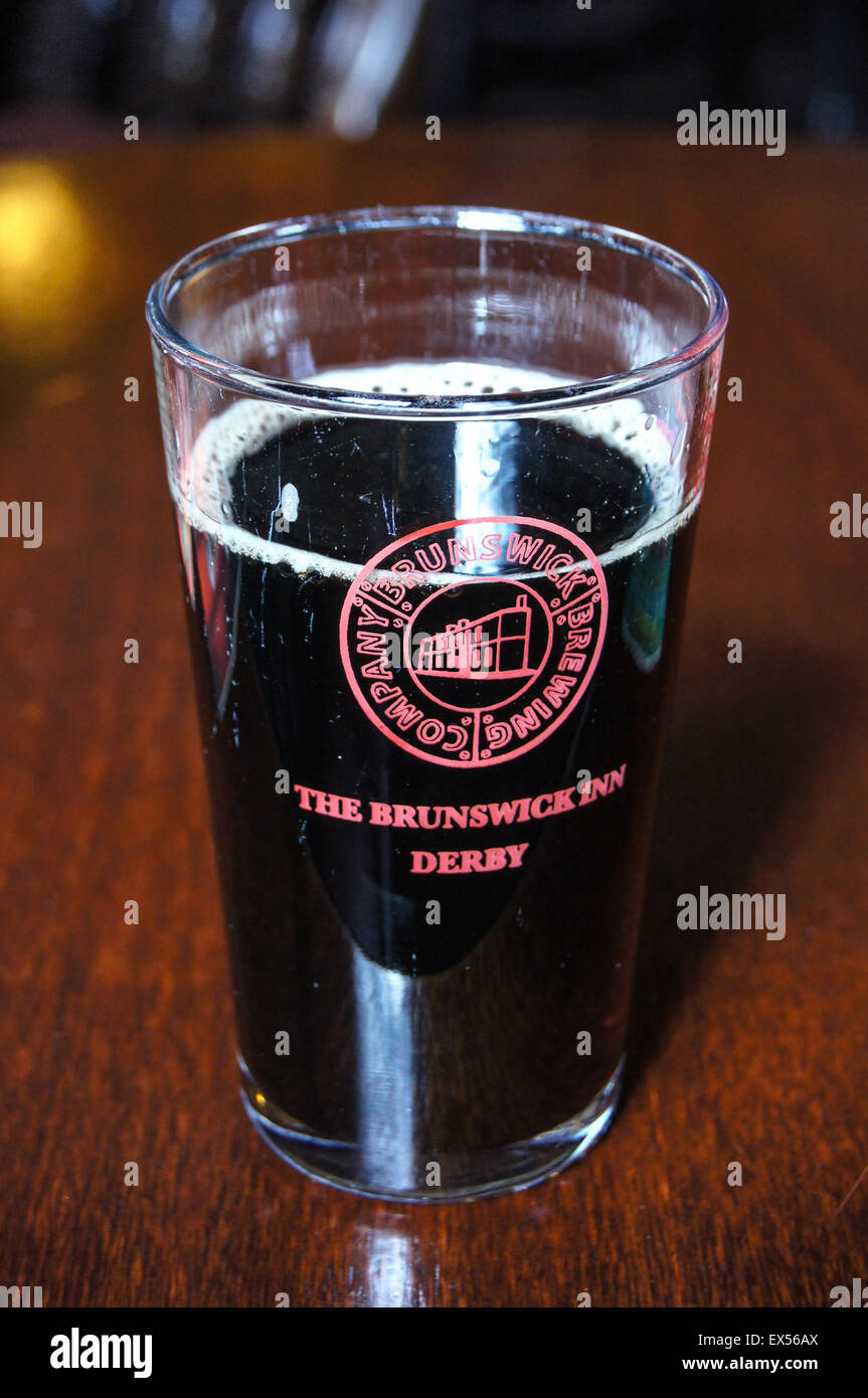 Una mezza pinta di vetro "Ferrovia Porter' ale, Brunswick Inn, ferroviaria terrazza, Derby, Derbyshire, Inghilterra, pub tavola bicchieri di bevande Foto Stock