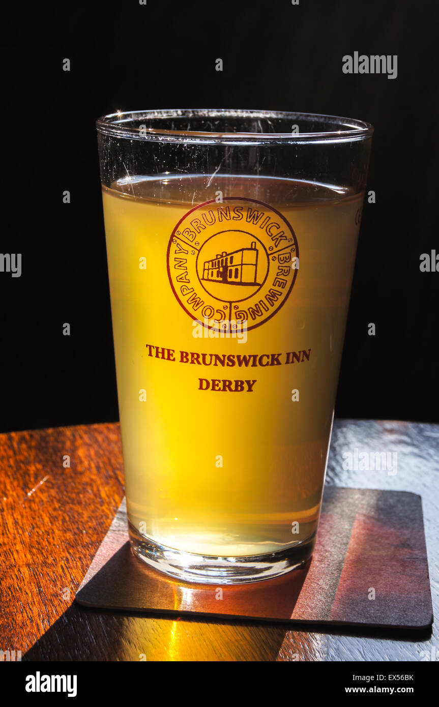 Una mezza pinta di vetro bianco giù pale ale, Brunswick Inn, ferroviaria terrazza, Derby, Derbyshire, Inghilterra pub tavola bicchieri di bevande nel Regno Unito Foto Stock