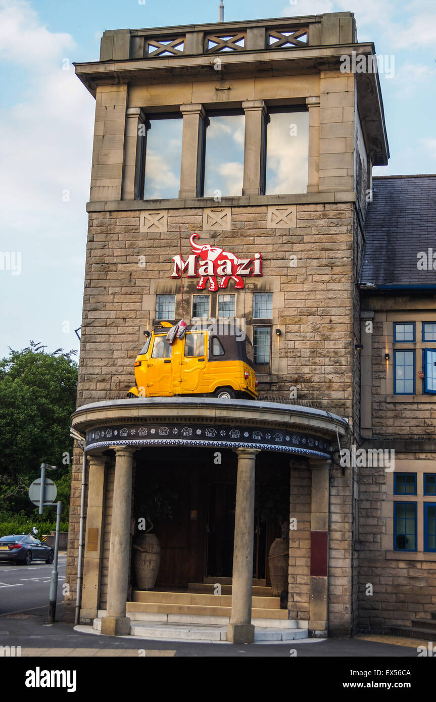 Un tuk-tuk scooter taxi sopra il portico di Maazi ristorante indiano, Matlock, Derbyshire, Inghilterra Foto Stock