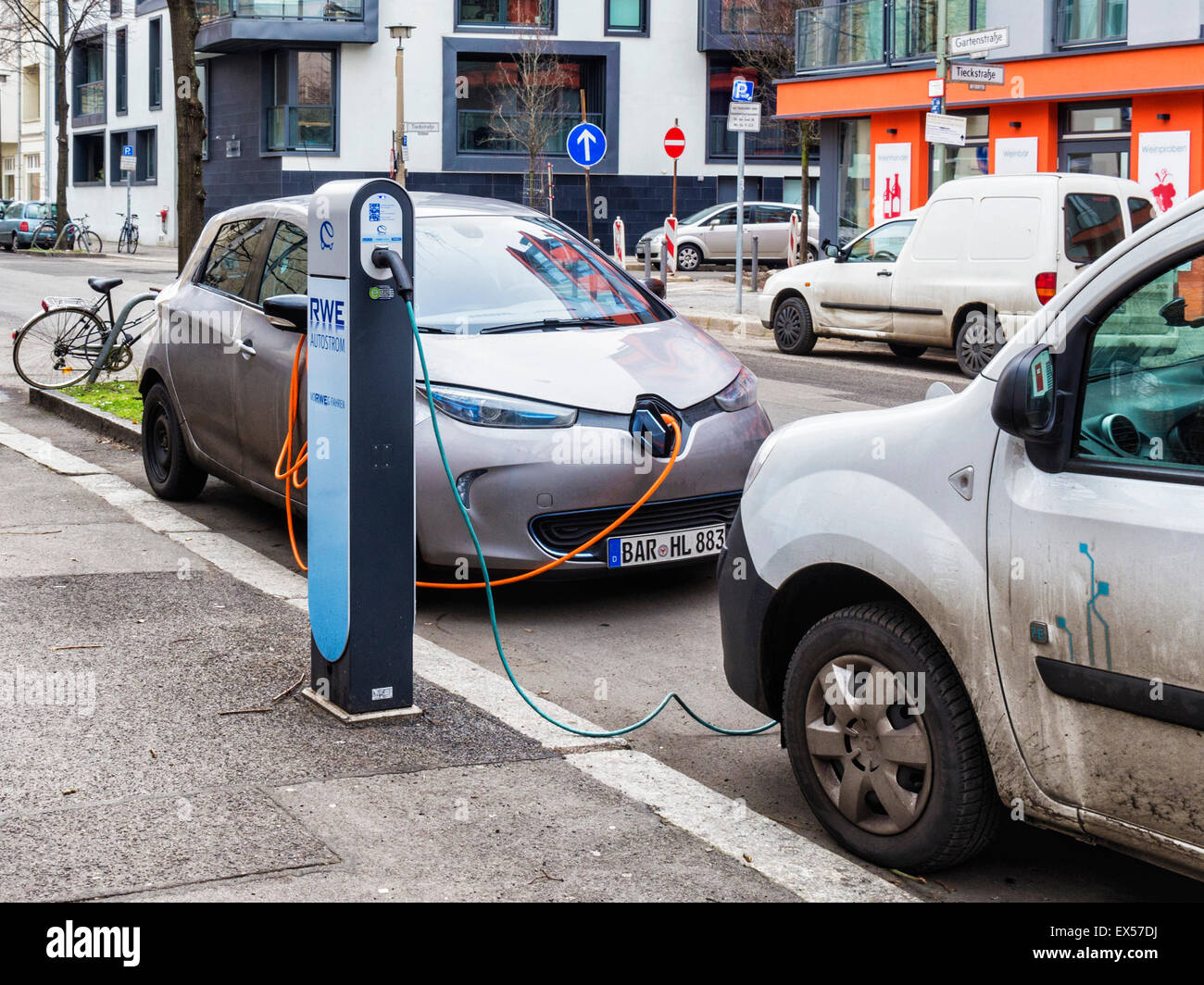 Berlino, Germania. Le automobili elettriche ri-rifornimento a elettrico di punto di rifornimento Foto Stock