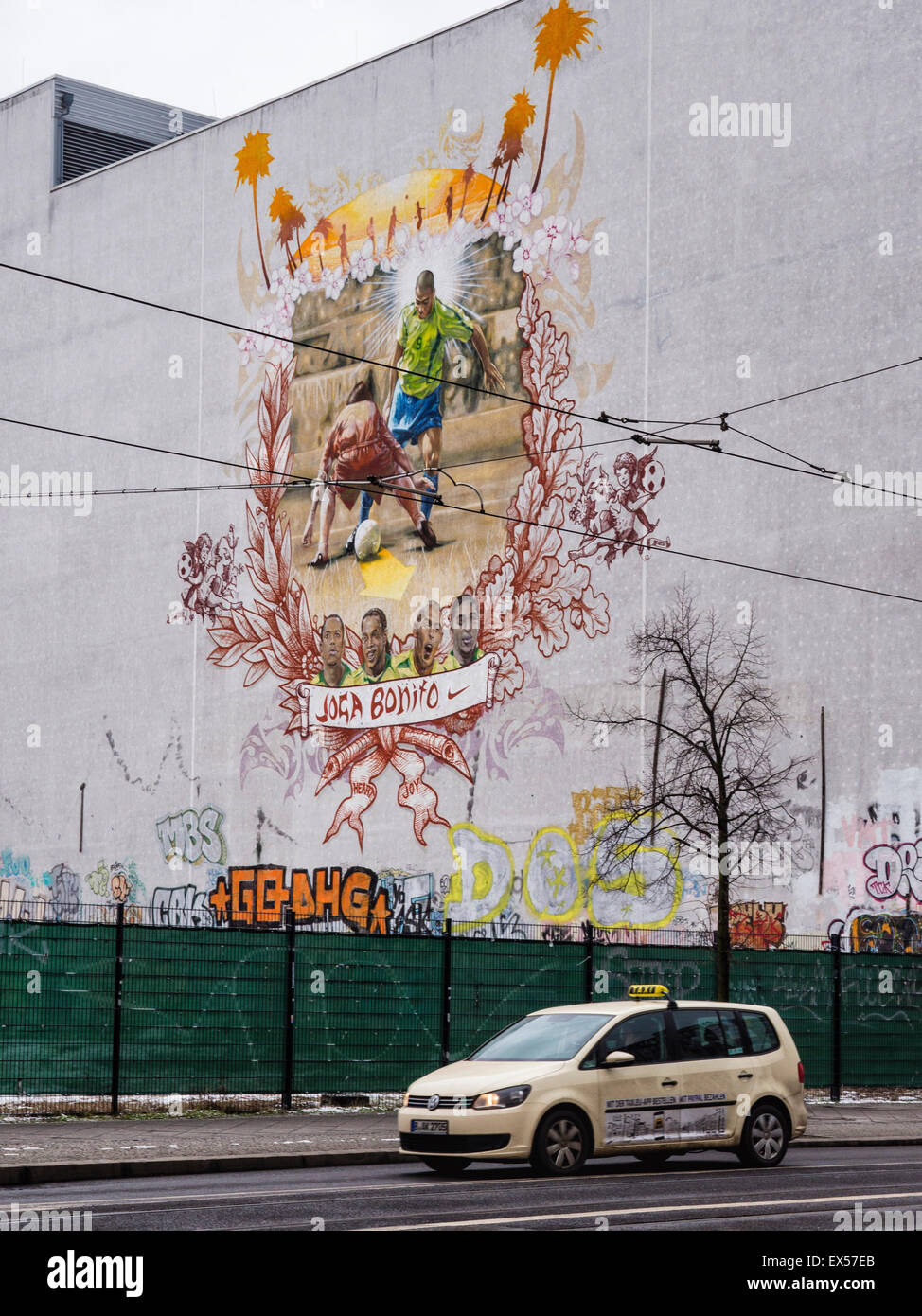 Berlino. Strada pubblica arte, Joga Bonita carta murale, calcio, il gioco più bello del mondo Foto Stock