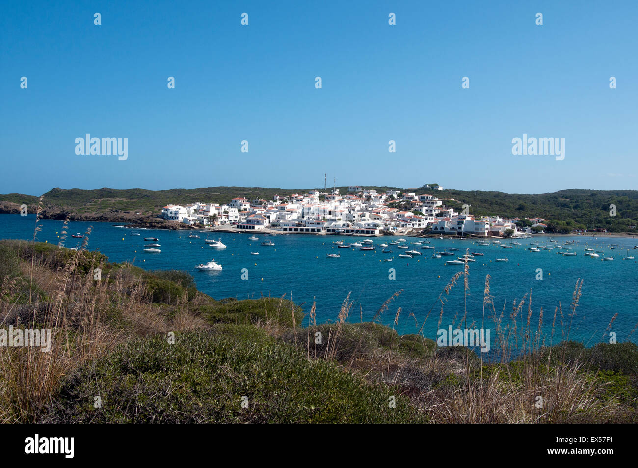 Il vecchio villaggio sul mare di Es Grau e il porto con ormeggiati vantano sull isola di Minorca spagna Foto Stock