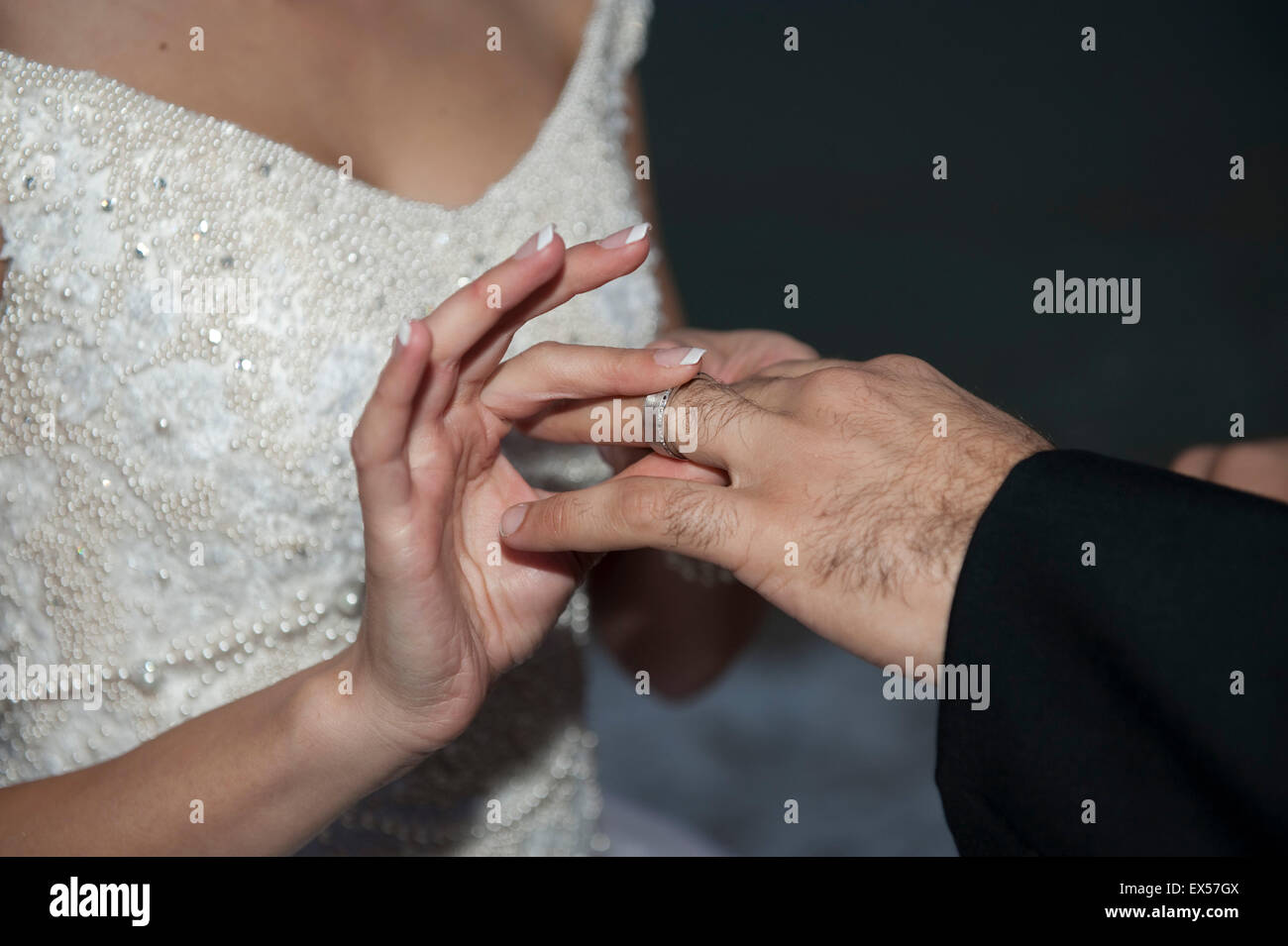 Lo scambio di anelli alla cerimonia di nozze Foto Stock