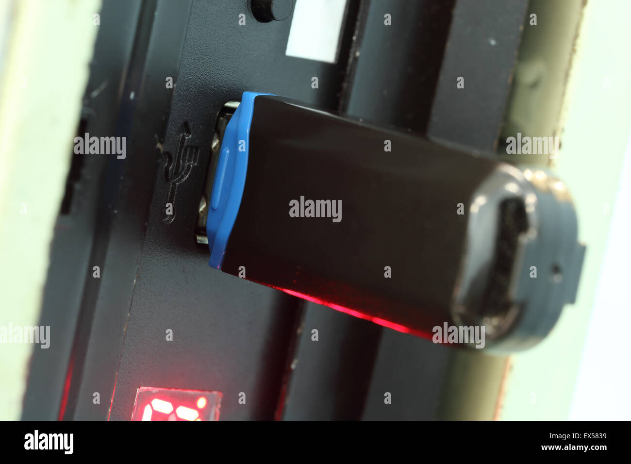 La copia dei dati da un flash drive di memoria per un computer Foto Stock