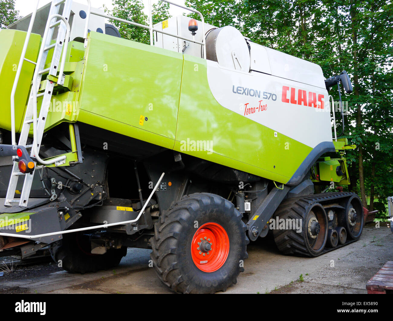 Claas Lexion 570 Mietitrebbia parcheggiata fino. Regno Unito. Foto Stock