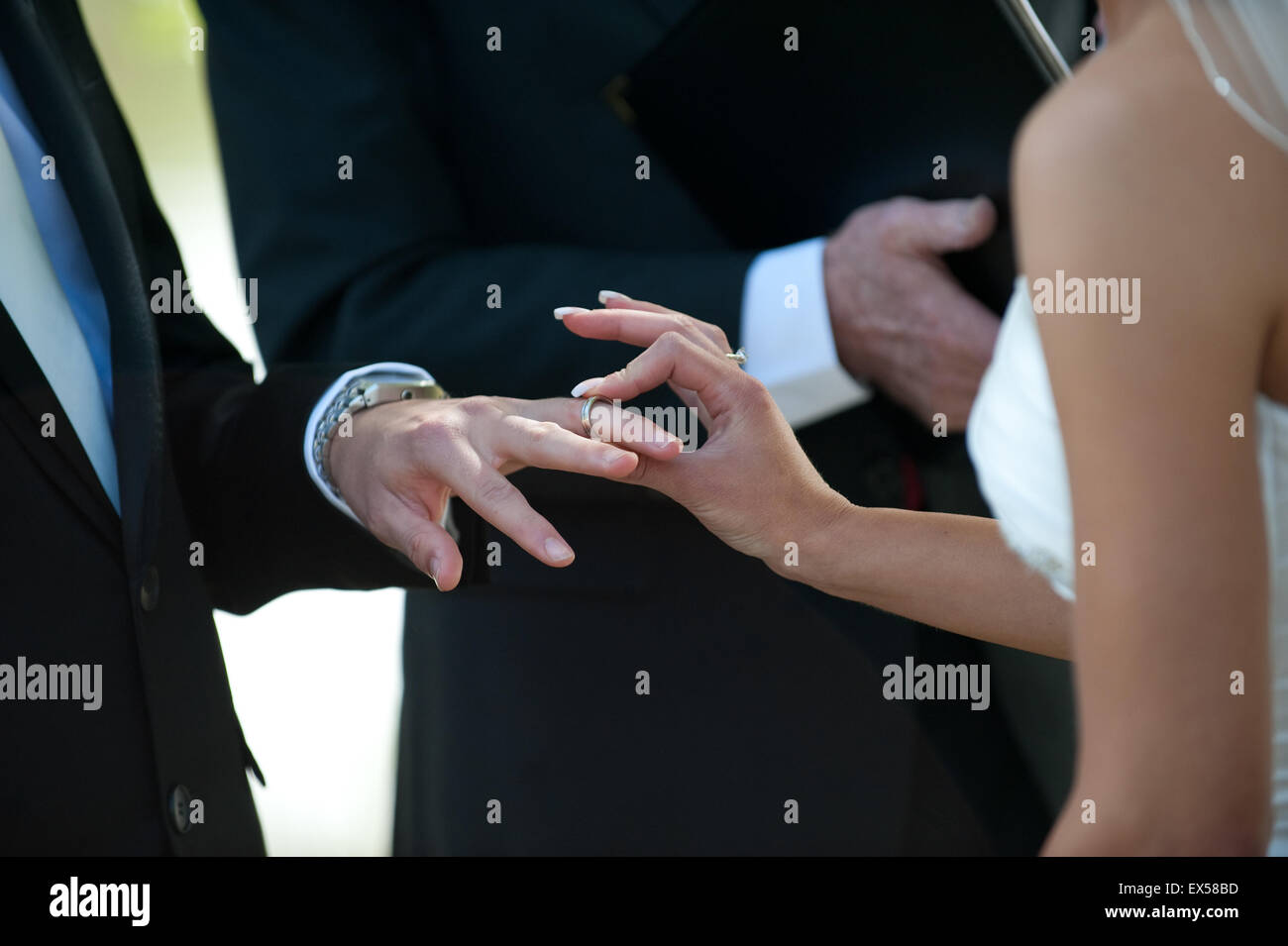 Lo scambio di anelli alla cerimonia di nozze Foto Stock