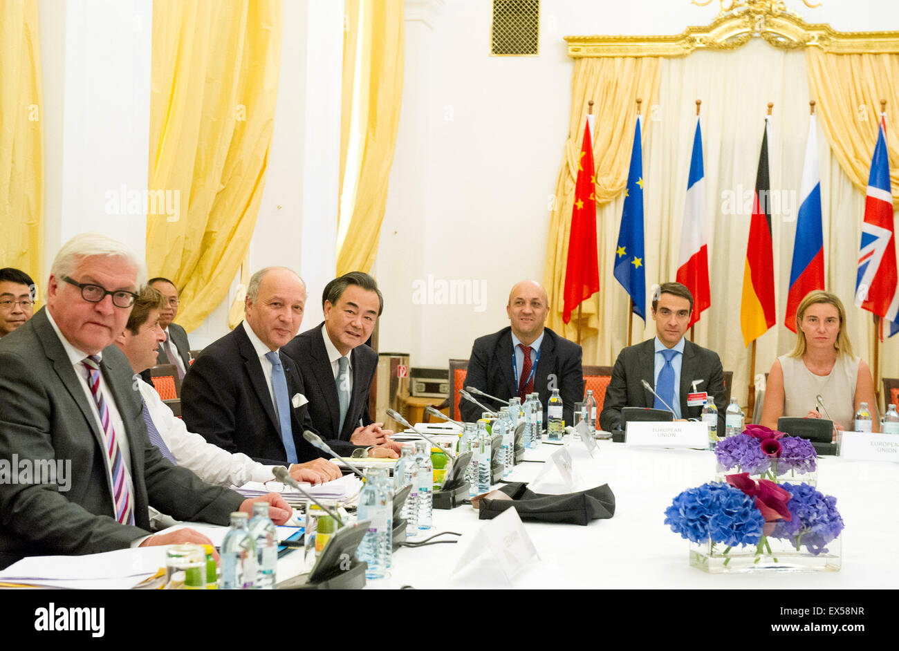 Vienna, Austria. 7 Luglio, 2015. I delegati dell'UE e P5 1 Il cinque del Consiglio di Sicurezza delle Nazioni Unite i membri permanenti più la Germania, partecipare a una riunione a margine della centrale nucleare colloqui tra Iran e potenze mondiali a Vienna, la capitale dell'Austria, il 7 luglio 2015. Il 7 luglio è la data di scadenza della trattativa del nucleare iraniano negoziati. Credito: Qian Yi/Xinhua/Alamy Live News Foto Stock