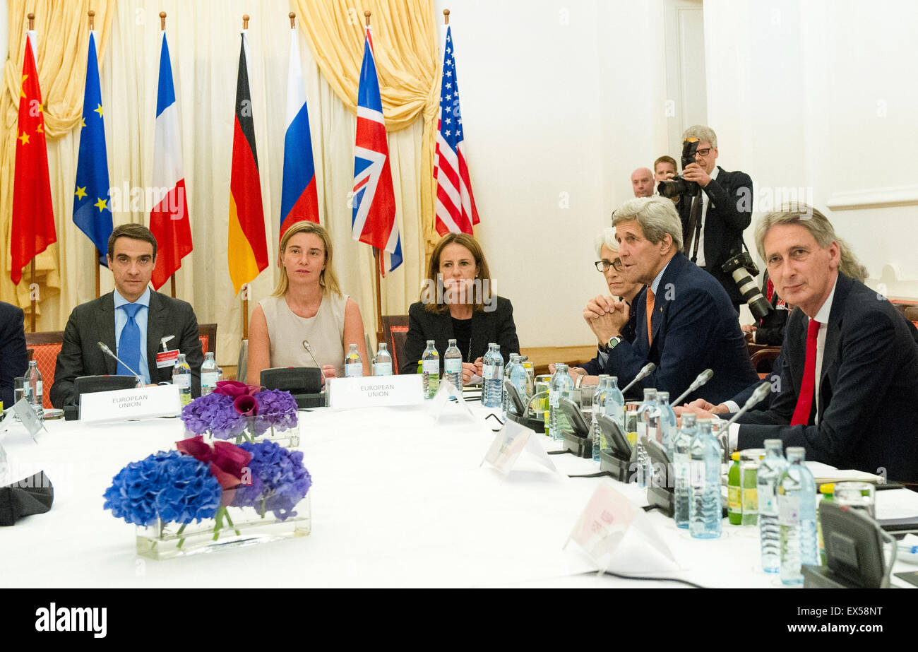 Vienna, Austria. 7 Luglio, 2015. I delegati dell'UE e P5 1 Il cinque del Consiglio di Sicurezza delle Nazioni Unite i membri permanenti più la Germania, partecipare a una riunione a margine della centrale nucleare colloqui tra Iran e potenze mondiali a Vienna, la capitale dell'Austria, il 7 luglio 2015. Il 7 luglio è la data di scadenza della trattativa del nucleare iraniano negoziati. Credito: Qian Yi/Xinhua/Alamy Live News Foto Stock