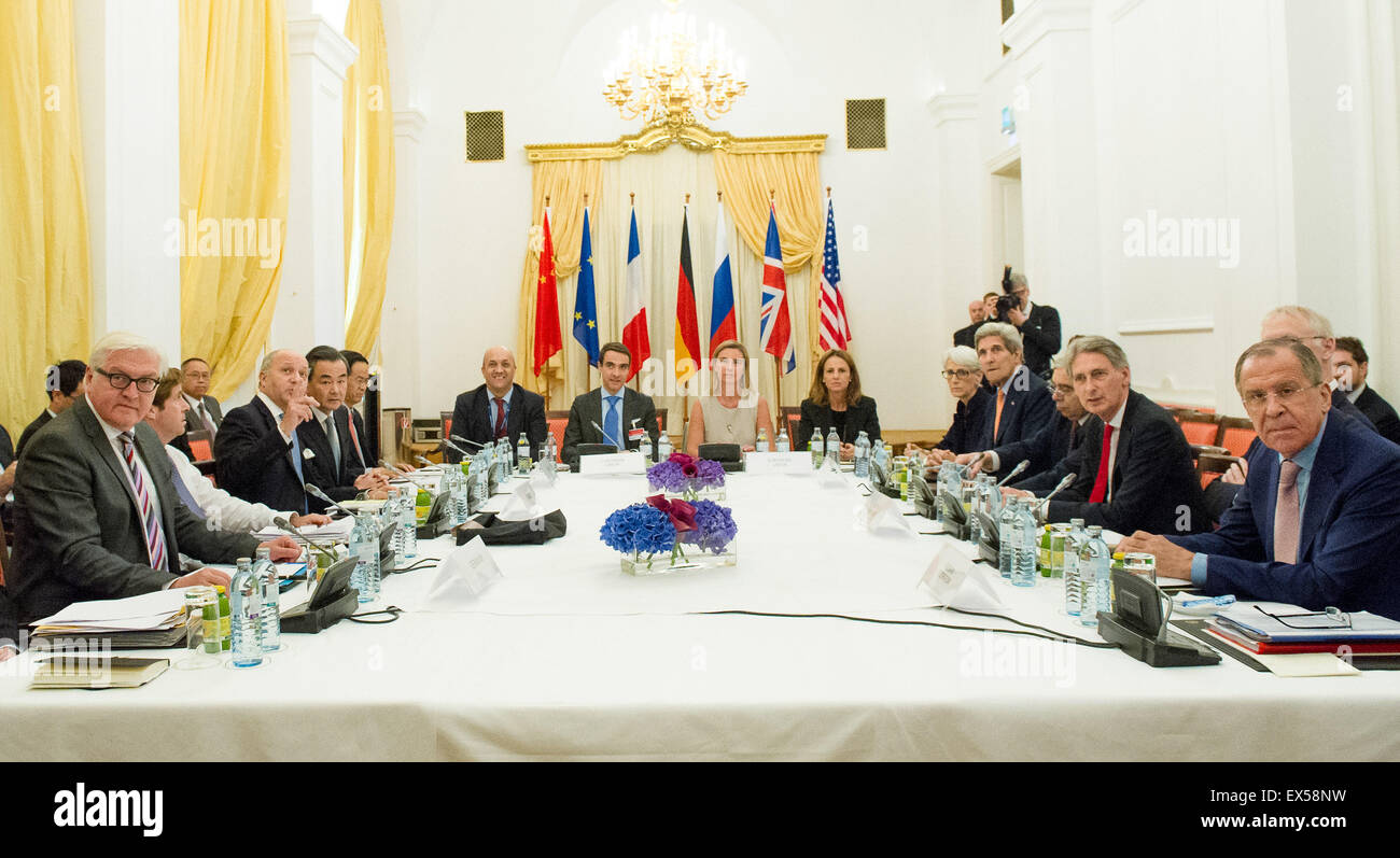 Vienna, Austria. 7 Luglio, 2015. I delegati dell'UE e P5 1 Il cinque del Consiglio di Sicurezza delle Nazioni Unite i membri permanenti più la Germania, partecipare a una riunione a margine della centrale nucleare colloqui tra Iran e potenze mondiali a Vienna, la capitale dell'Austria, il 7 luglio 2015. Il 7 luglio è la data di scadenza della trattativa del nucleare iraniano negoziati. Credito: Qian Yi/Xinhua/Alamy Live News Foto Stock