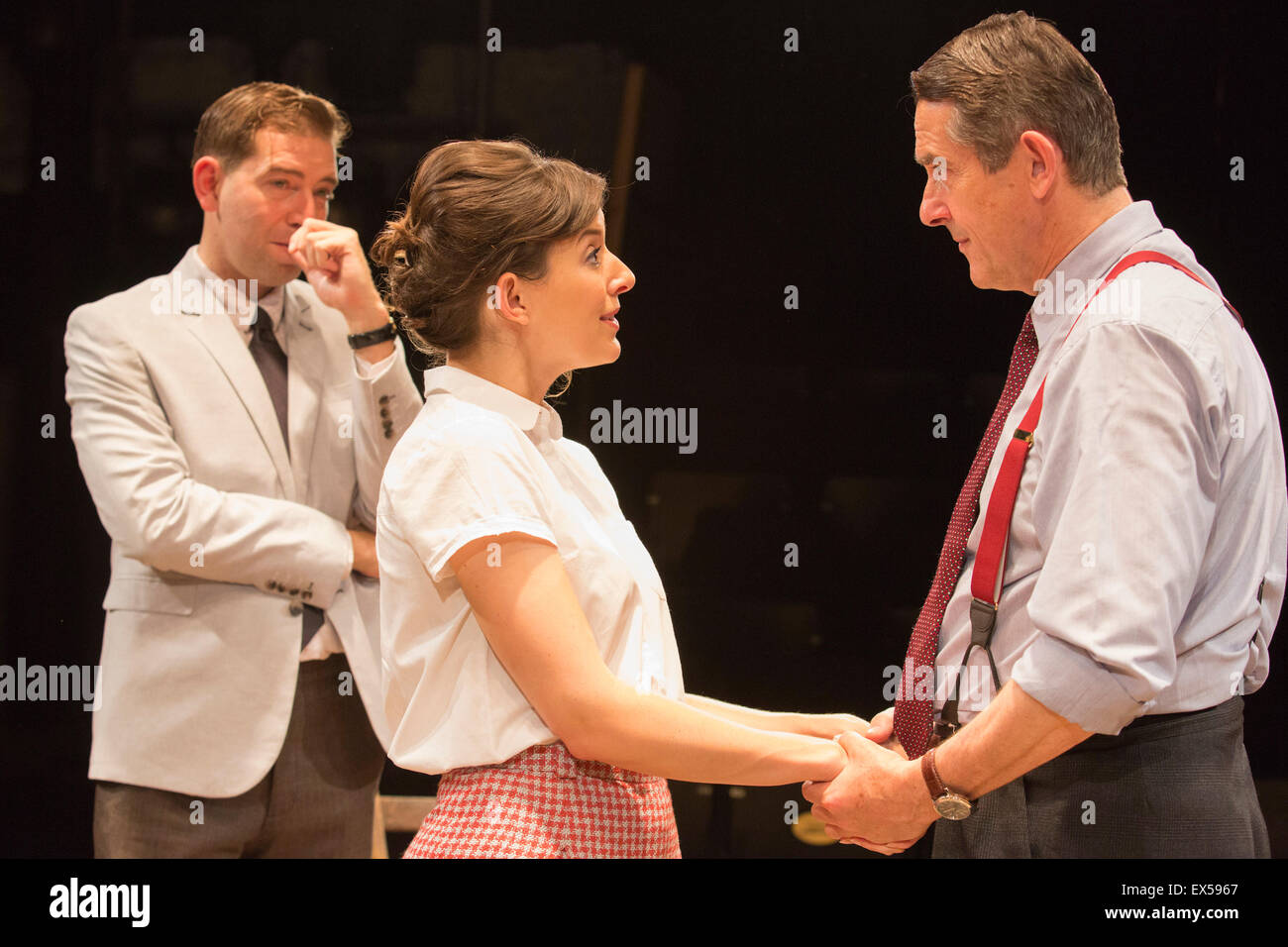 L-R: Edward Bennett come Kenneth Tynan, Louise Ford come Joan Plowright e Adrian Lukis come Laurence Olivier. Photocall per Premiere Europeo di Orson's Shadow da Austin Pendleton a Southwark Playhouse. La commedia, basato su eventi realmente accaduti come Orson Welles e Laurence Olivier lavorano insieme per la prima volta, si svolge dal 1 al 25 luglio 2015. Foto Stock